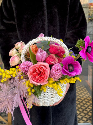 Cos cu flori de primavara