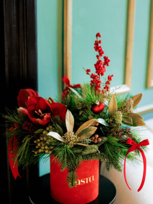 Aranjament cu Amaryllis și ilex