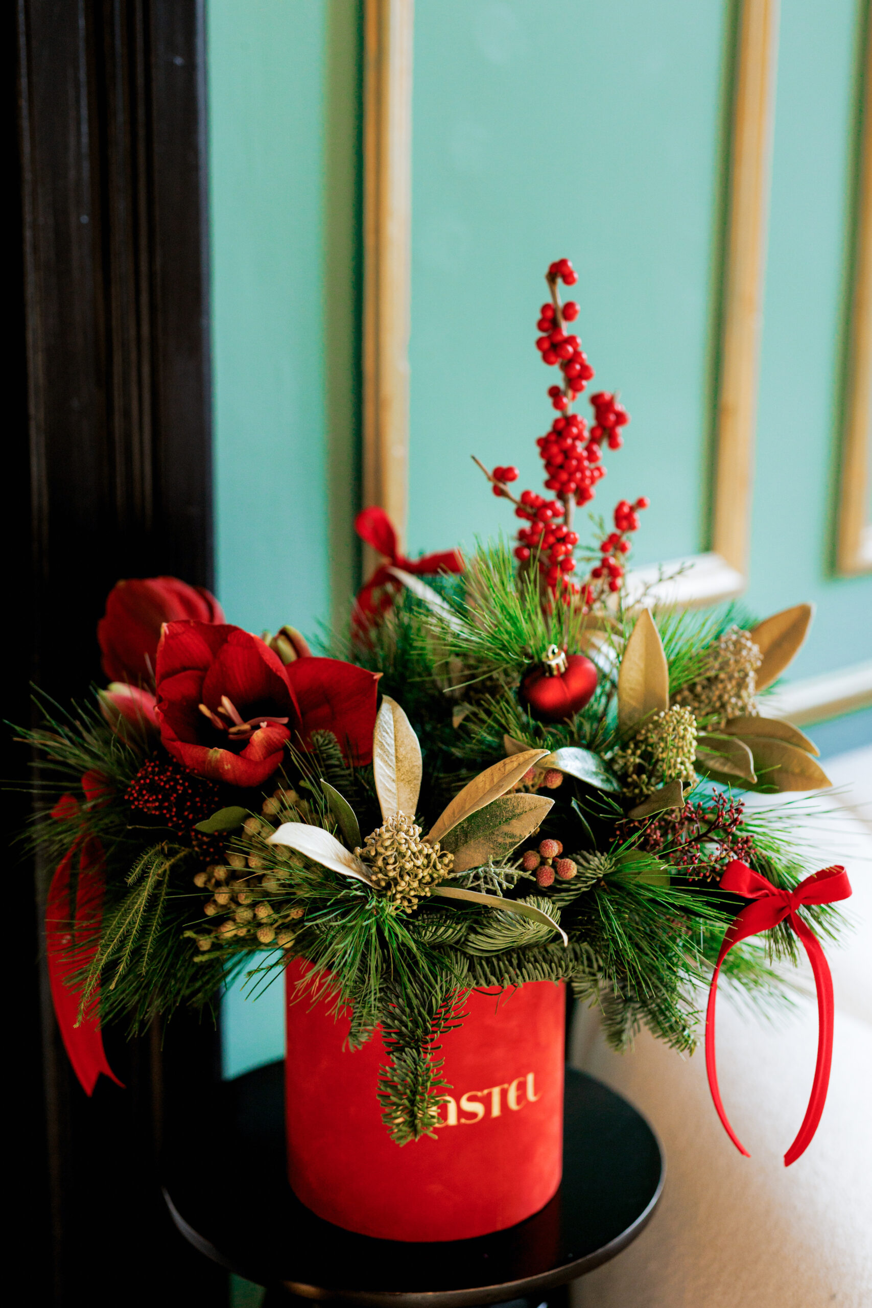 Aranjament cu Amaryllis și ilex