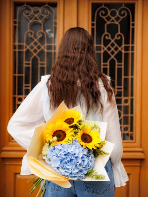 Buchet cu floarea soarelui și hortensii florăria Pastel Galați