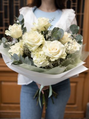 buchet cu trandafiri albi și hortensie florăria Pastel